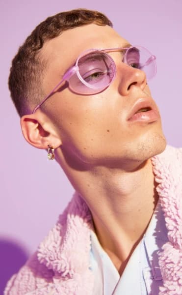 A gay man with good style chatting anonymously